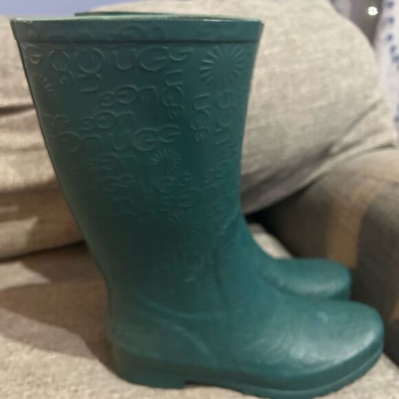 Ugg Wilshire Short Green Rubber Rain Boots Womens Size 7 All Over Logo Spell Out - Picture 1 of 9